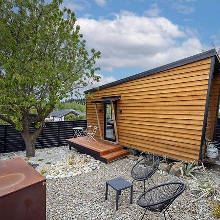 Apartament Tiny House With Mountain Views, Indoor And Outdoor Fire, Private Courtyard Garden Wanaka Zewnętrze zdjęcie