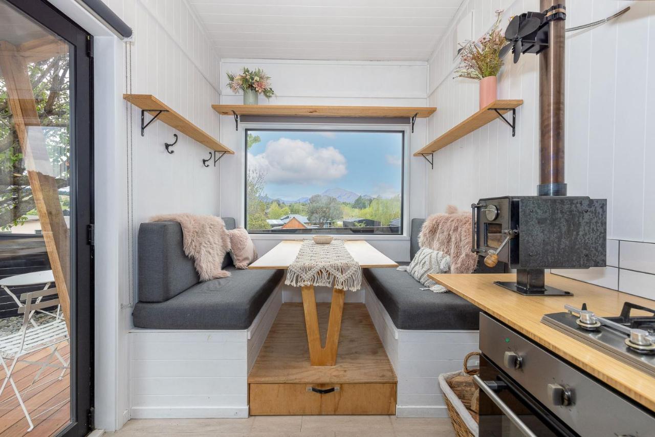 Apartament Tiny House With Mountain Views, Indoor And Outdoor Fire, Private Courtyard Garden Wanaka Zewnętrze zdjęcie
