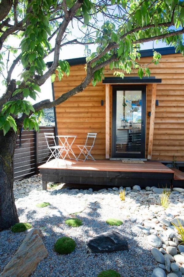 Apartament Tiny House With Mountain Views, Indoor And Outdoor Fire, Private Courtyard Garden Wanaka Zewnętrze zdjęcie