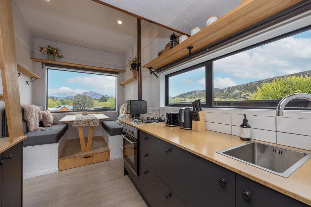 Apartament Tiny House With Mountain Views, Indoor And Outdoor Fire, Private Courtyard Garden Wanaka Zewnętrze zdjęcie
