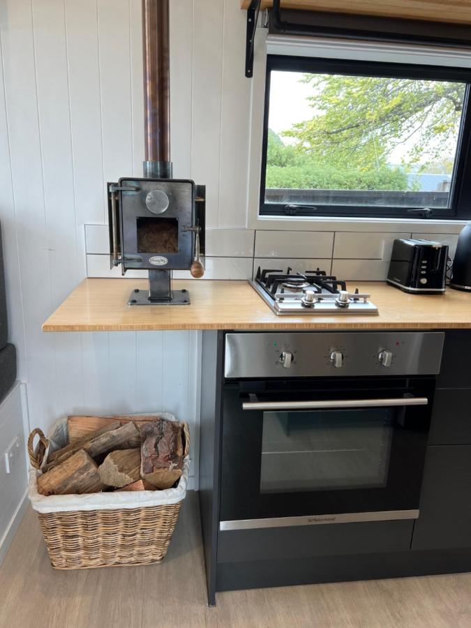 Apartament Tiny House With Mountain Views, Indoor And Outdoor Fire, Private Courtyard Garden Wanaka Zewnętrze zdjęcie