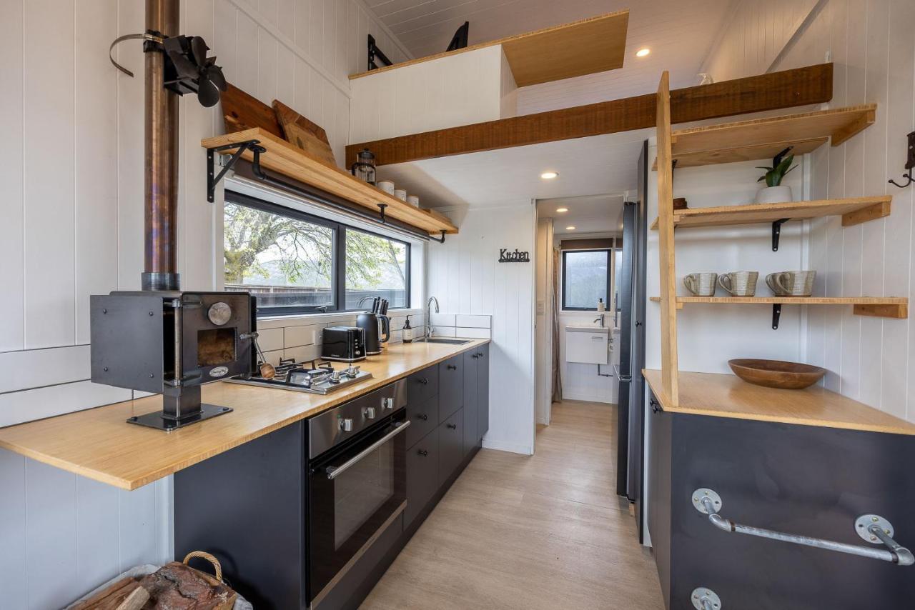 Apartament Tiny House With Mountain Views, Indoor And Outdoor Fire, Private Courtyard Garden Wanaka Zewnętrze zdjęcie