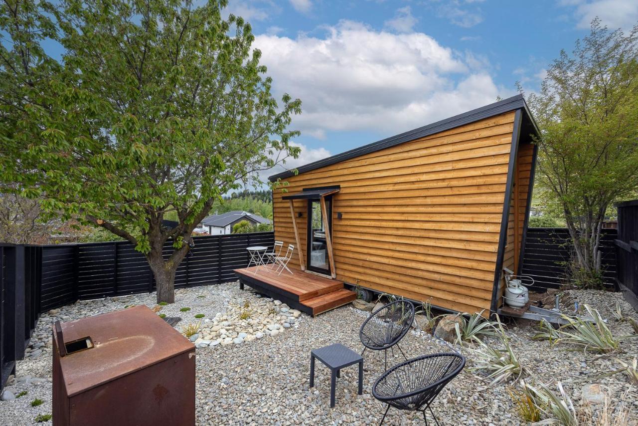 Apartament Tiny House With Mountain Views, Indoor And Outdoor Fire, Private Courtyard Garden Wanaka Zewnętrze zdjęcie
