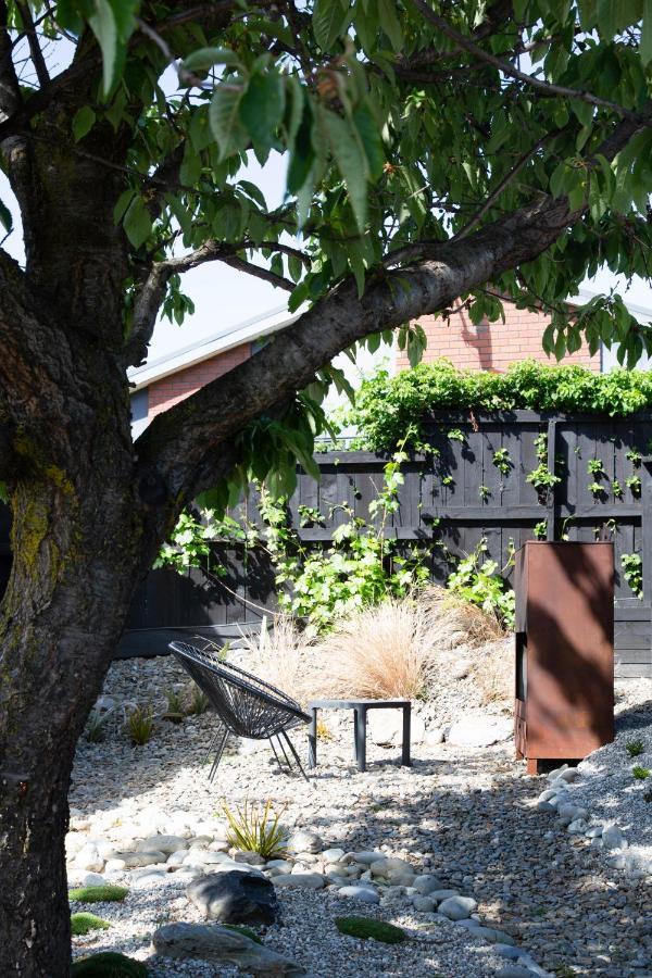 Apartament Tiny House With Mountain Views, Indoor And Outdoor Fire, Private Courtyard Garden Wanaka Zewnętrze zdjęcie