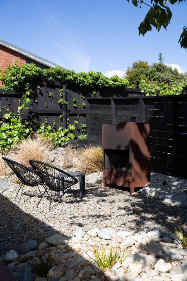 Apartament Tiny House With Mountain Views, Indoor And Outdoor Fire, Private Courtyard Garden Wanaka Zewnętrze zdjęcie