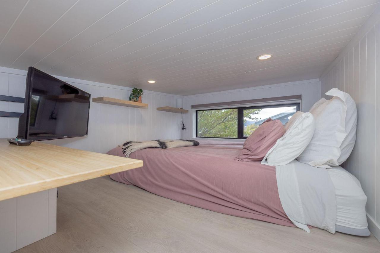 Apartament Tiny House With Mountain Views, Indoor And Outdoor Fire, Private Courtyard Garden Wanaka Zewnętrze zdjęcie