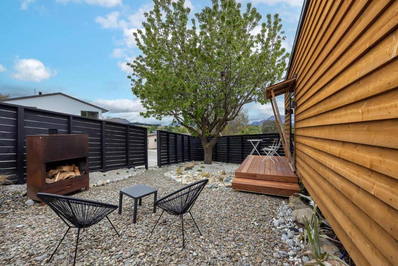 Apartament Tiny House With Mountain Views, Indoor And Outdoor Fire, Private Courtyard Garden Wanaka Zewnętrze zdjęcie