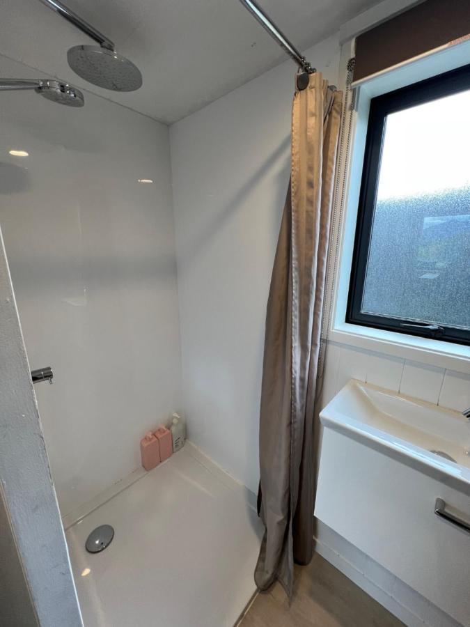 Apartament Tiny House With Mountain Views, Indoor And Outdoor Fire, Private Courtyard Garden Wanaka Zewnętrze zdjęcie