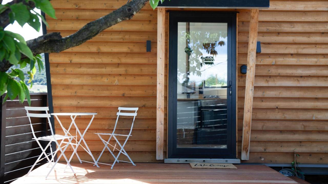 Apartament Tiny House With Mountain Views, Indoor And Outdoor Fire, Private Courtyard Garden Wanaka Zewnętrze zdjęcie