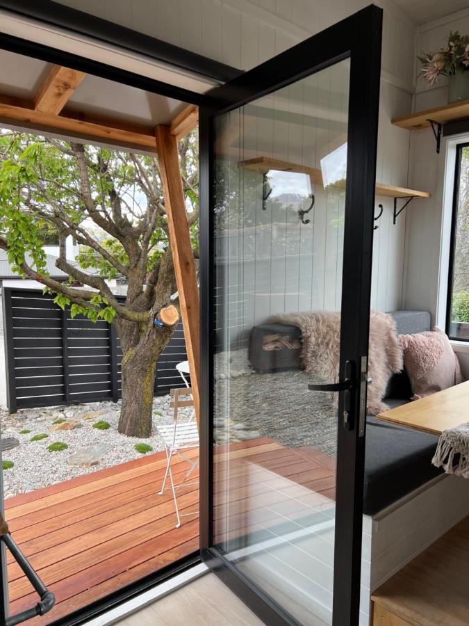 Apartament Tiny House With Mountain Views, Indoor And Outdoor Fire, Private Courtyard Garden Wanaka Zewnętrze zdjęcie