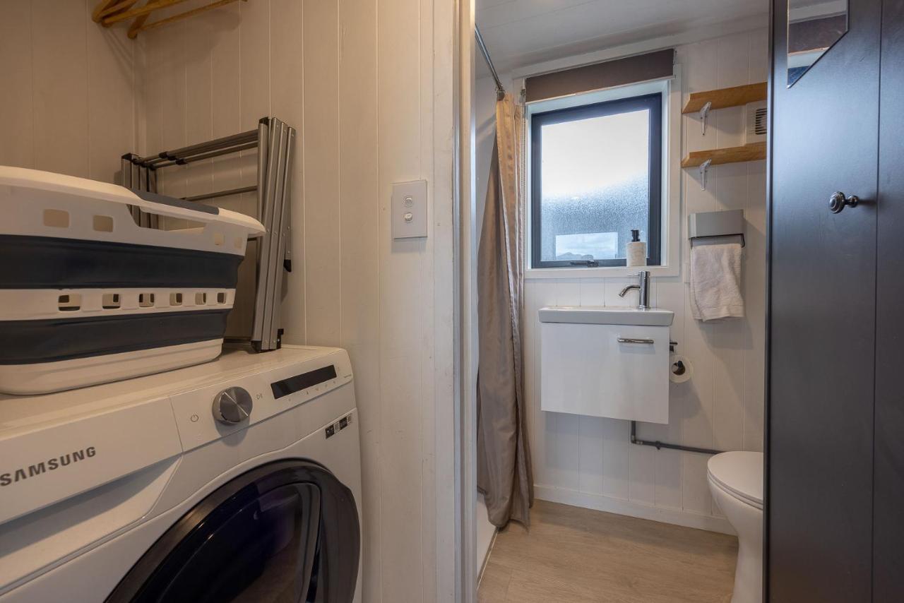 Apartament Tiny House With Mountain Views, Indoor And Outdoor Fire, Private Courtyard Garden Wanaka Zewnętrze zdjęcie